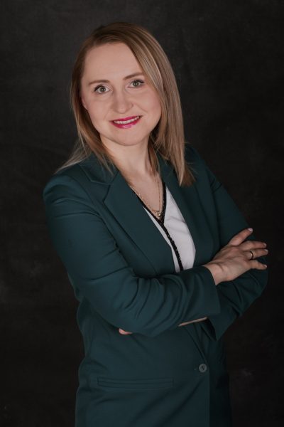 Kancelaria radcy prawnego przedstawiona na profesjonalnym zdjęciu ukazuje prawnika. Fotografia podkreśla wiedzę, doświadczenie i indywidualne podejście do klienta.